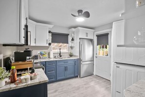 Réfrigérateur, four à micro-ondes, un four, surface de cuisson