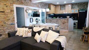 Een smart-tv en boeken