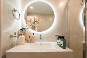 Deluxe Studio, Non Smoking, Balcony | Bathroom | Shower, rainfall showerhead, free toiletries, hair dryer - KeyRock Living - Marina Studio Sea View (Dubai)