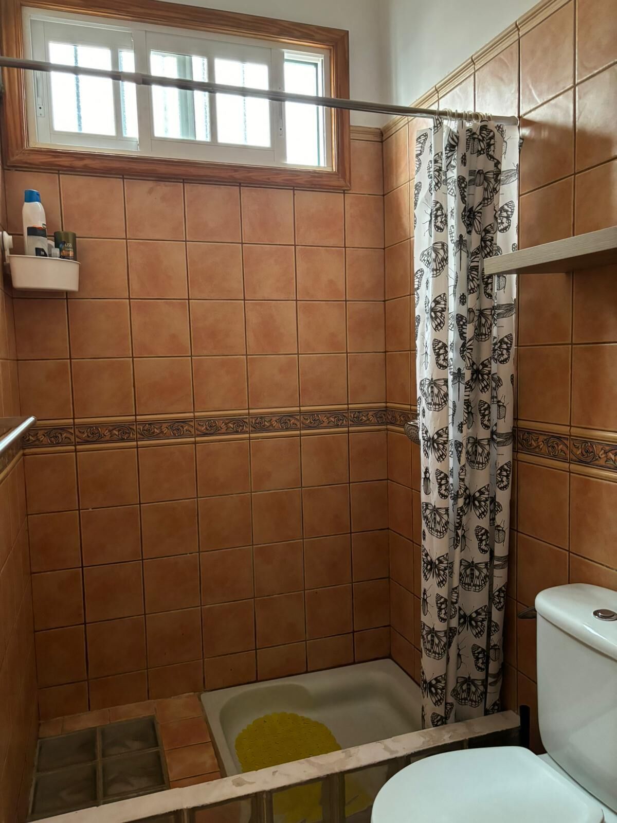 Een haardroger, handdoeken, toiletpapier