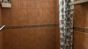 Een haardroger, handdoeken, toiletpapier