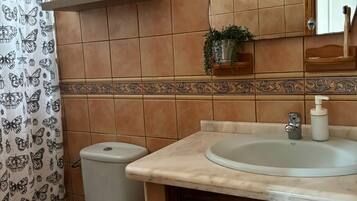 Een haardroger, handdoeken, toiletpapier