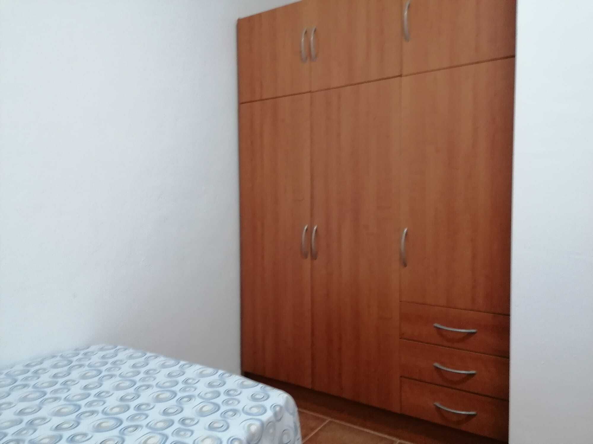 1 dormitorio, tabla de planchar con plancha, wifi y ropa de cama