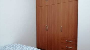 1 dormitorio, tabla de planchar con plancha, wifi y ropa de cama