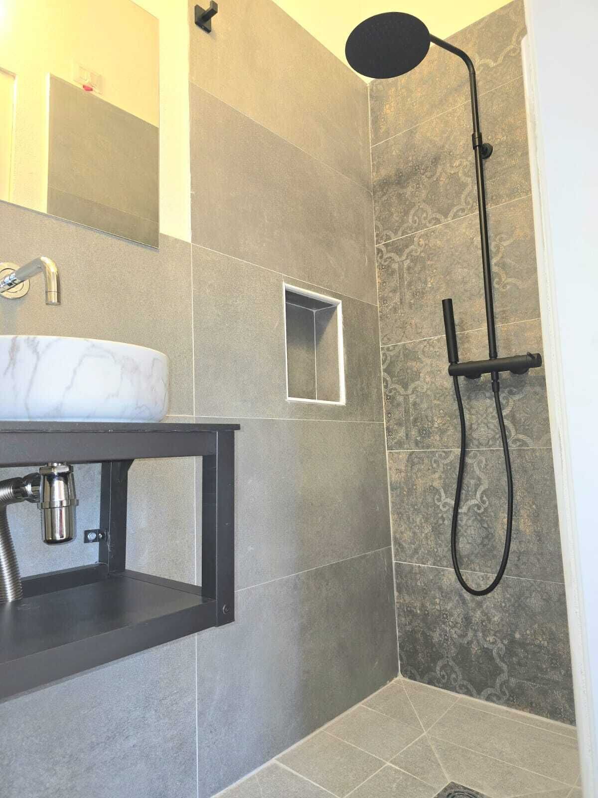 Een douche, gratis toiletartikelen, een haardroger, handdoeken