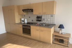 Geladeira, fogão, cooktop, cafeteira/chaleira