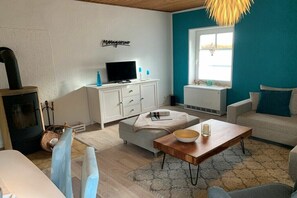 Tv, eldstad och en stereo