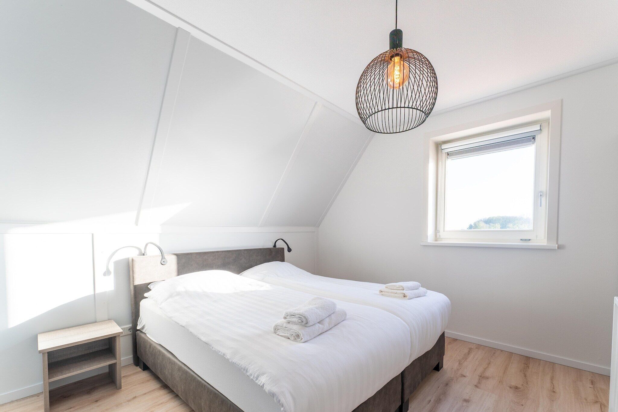 6 makuuhuonetta, työpöytä, ilmainen Wi-Fi, vuodevaatteet