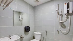 Buồng tắm vòi sen, đồ dùng nhà tắm miễn phí, máy sấy tóc 