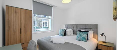 1 chambre, bureau, fer et planche à repasser