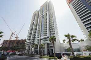 Exterior - KeyRock Living - Luxe Escape with Pool (Dubai)