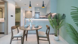 Leilighet – deluxe, balkong | Spiseområde på rommet