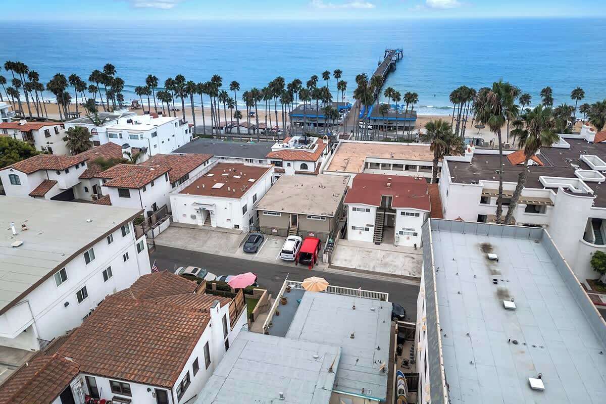 Une zone résidentielle côtière comprenant des immeubles, une jetée et une plage.
