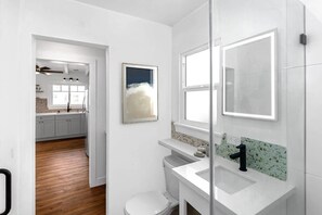 Shower, hair dryer, shampoo - Remodeled Cottage Steps from San Clemente Pier (SAN CLEMENTE)