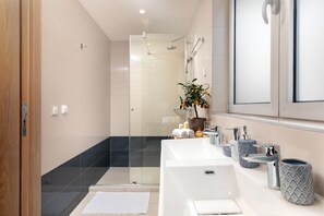 Doccia, asciugacapelli, asciugamani, sapone