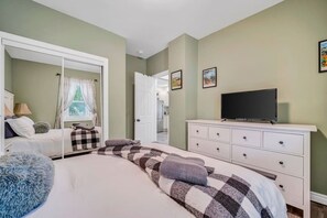 2 bedrooms, desk, iron/ironing board, WiFi