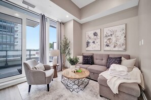 Smart TV - City Views & Private Balcony | Gym, Pool & More! (Kitchener)