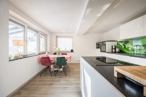 Coffee/tea maker, fridge, microwave, oven - Apartment in Hötting near Nordkette (Innsbruck)