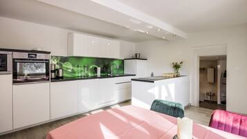 KĂŒhlschrank, Mikrowelle, Ofen, Herdplatte