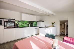 Køleskab, mikrobølgeovn, ovn, kogeplade