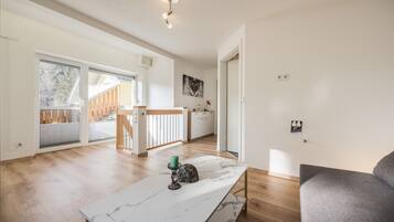 Een smart-tv en een open haard