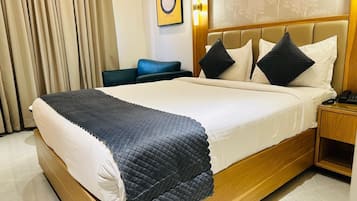 Elite Studio | Premium bedding, down duvets, Select Comfort beds, in-room safe