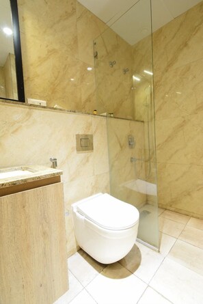 Shower, towels, soap, shampoo - Hotel TAAR TANGERINE (Hyderabad)