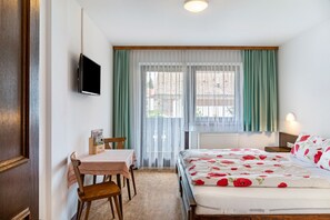 1 bedroom, WiFi, bed sheets - Room '03' with Mountain View, Shared Terrace and Wi-Fi (Hopfgarten im Brixental)