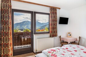 1 bedroom, WiFi, bed sheets - Room 'Doppelzimmer 01' with Mountain View, Shared Terrace and Wi-Fi (Hopfgarten im Brixental)