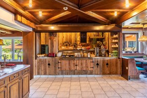 Dining - Room '11' with Mountain View, Shared Terrace and Wi-Fi (Hopfgarten im Brixental)