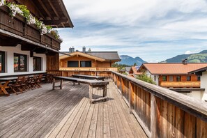Outdoor dining - Room '02' with Mountain View, Shared Terrace and Wi-Fi (Hopfgarten im Brixental)