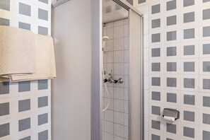 Douche, séchoir à cheveux, serviettes fournies