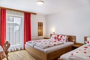 1 bedroom, WiFi, bed sheets - Room '18' with Mountain View, Shared Terrace and Wi-Fi (Hopfgarten im Brixental)