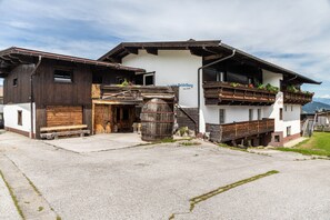 Exterior - Room '17' with Mountain View, Shared Terrace and Wi-Fi (Hopfgarten im Brixental)