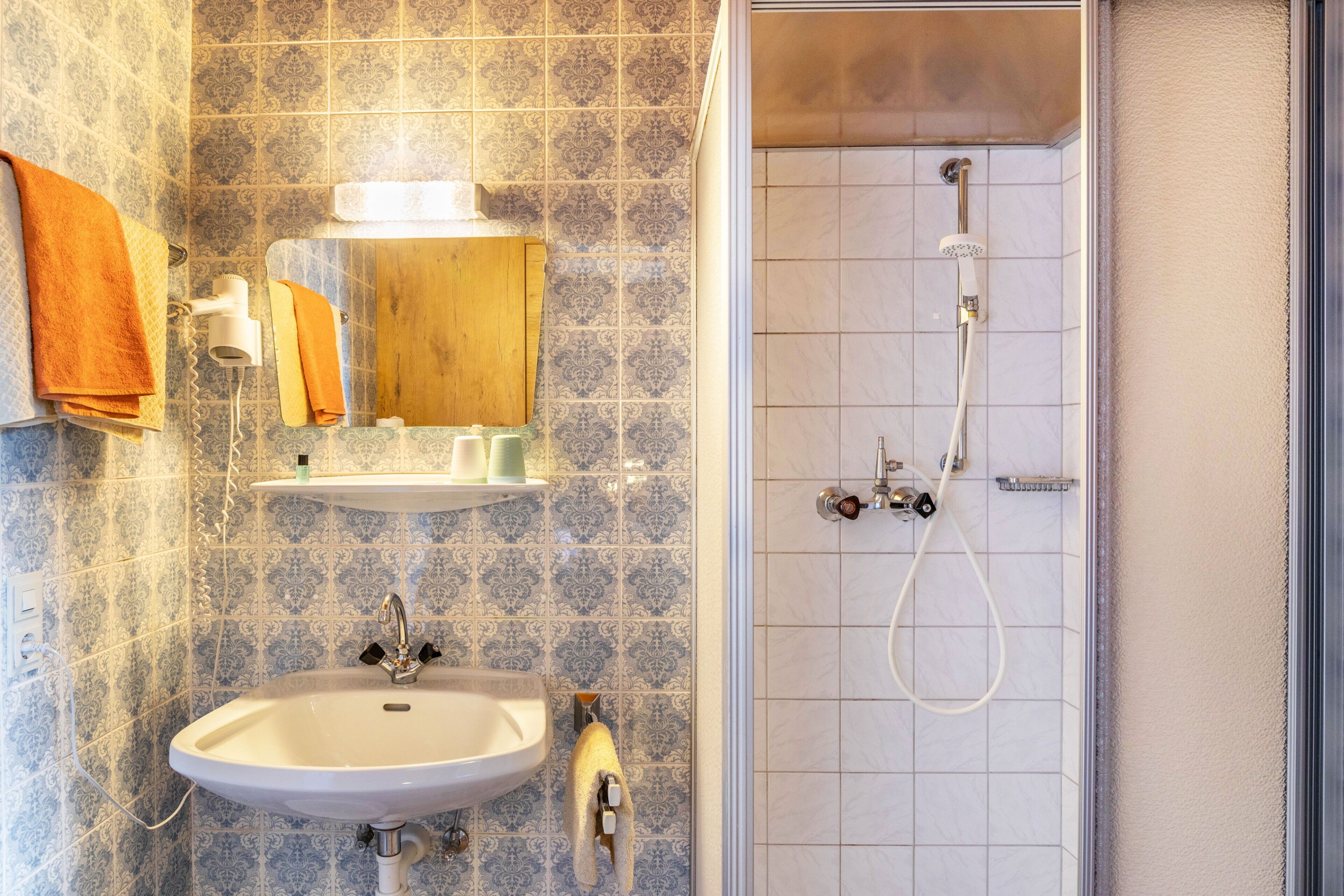 Dusche, Haartrockner, Handtücher