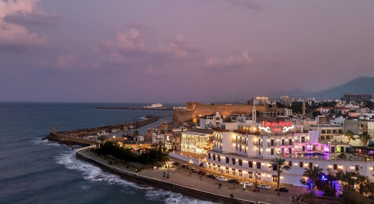 Konaklama yerinin ön cephesi - akşam/gece