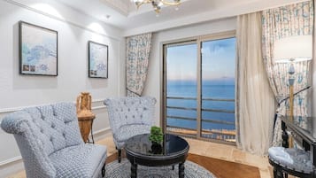 Standard Tek Büyük Yataklı Oda, Balkon | Kaliteli yatak takımı, minibar, odada kasa, masa