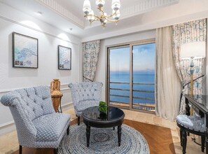 Standard Tek Büyük Yataklı Oda, Balkon | Kaliteli yatak takımı, minibar, odada kasa, masa