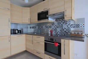 Fridge, microwave, oven, stovetop - A/C Apartment 2BR/6P - StOuen/Grand Parc (Saint-Ouen-sur-Seine)