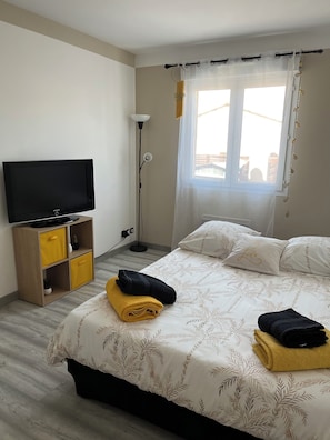 5 chambres, fer et planche à repasser, Wi-Fi, draps fournis