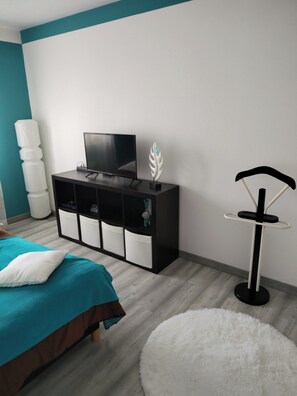 5 bedrooms, iron/ironing board, WiFi, bed sheets