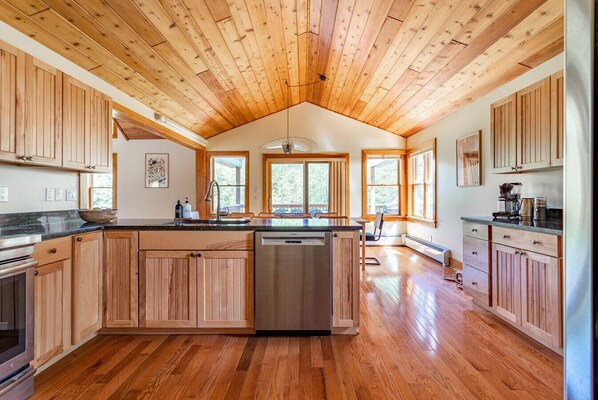Fridge, oven, stovetop, dishwasher