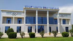 A modern building with a sign reading "GÖYCAY OLIMPIYA İDMAN KOMPLEKSİ". - Arena Hotel Goychay (Goychay)