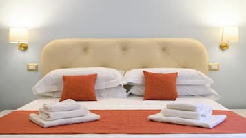 Superior-Dreibettzimmer, Stadtblick | Zimmersafe, Schreibtisch, laptopgeeigneter Arbeitsplatz