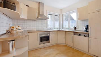 Kjøleskap, ovn, kokeplater og oppvaskmaskin