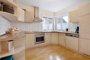 Frigorífico, horno, placa de cocina y lavavajillas