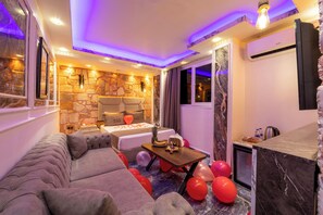 Comfort-studiolejlighed | Opholdsområde | 72-tommers smart-tv med satellitkanaler, Netflix, premierefilm