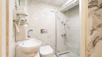 Luksus-studiosuite | Bad | Hårføner, håndklær, såpe og sjampo