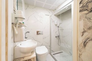 Luksus-studiosuite | Badeværelse | Hårtørrer, håndklæder, Sæbe, Shampoo
