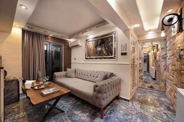 Luxury Studio Suite | Living area | 72-inch Smart TV with satellite channels, Netflix, first-run movies - REN PLUS SUİTES OTEL (İstanbul)